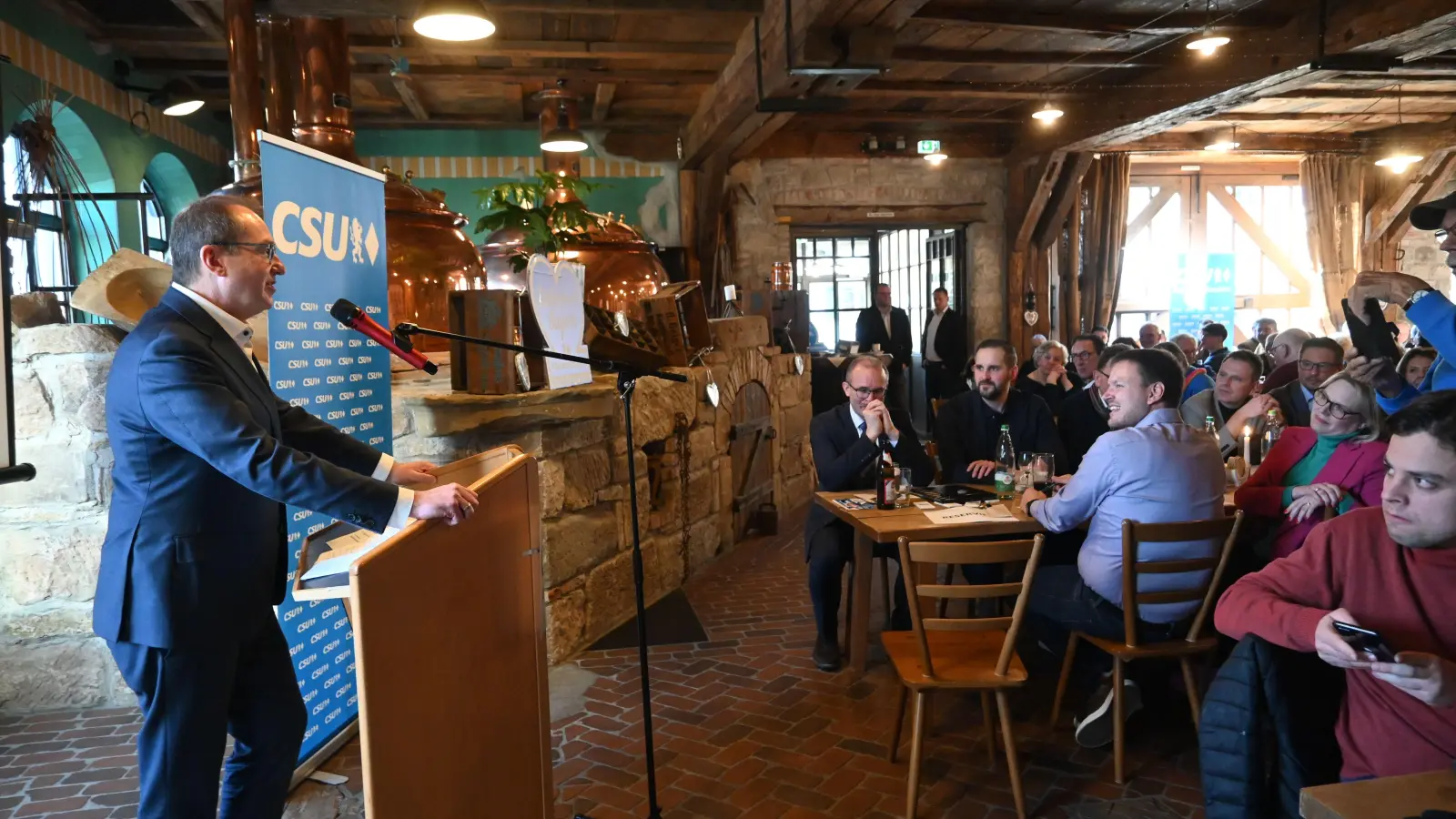 Der CSU-Landesgruppenchef im Bundestag, Alexander Dobrindt (am Rednerpult) skizzierte im vollen Gastraum die politische Lage im Land und die aus Sicht seiner Partei nötigen Schritte. (Foto: Andreas Reum)