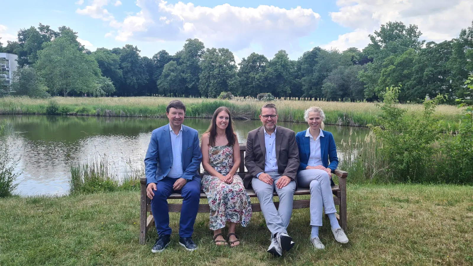 Freuen sich, dass es endlich losgehen kann (von links): Jürgen Heckel, Melanie Greifenstein, Rüdiger Eckardt und Birgit Grübler. Zum Start der Arbeiten wird beim See am Gradierwerk (im Hintergrund) Hand angelegt. (Foto: Anna Franck)