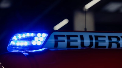 Ein Blaulicht leuchtet auf einem Feuerwehrwagen. (Foto: Rolf Vennenbernd/dpa/Symbolbild)