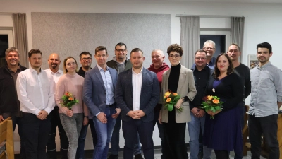 Die BürgerGemeinschaft Markt Bibart hat ihr Team für die Kommunalwahlen beieinander inklusive eines Bewerbers ums Bürgermeisteramt (von links): Rainer Eberl, Benny Pawlitschek, Stefan Stasink, Denise Spies, Matthias Fellner, Martin Czasch, Alexander Demmel, Spitzenkandidat Fabian Wiederer, Bernhard Frühwald, Rebekka Hack, Christian Kern, Uwe Wittmann, Elisabeth Hornung, Andi Kloha und Maxi Völker. (Foto: Andreas Reum)