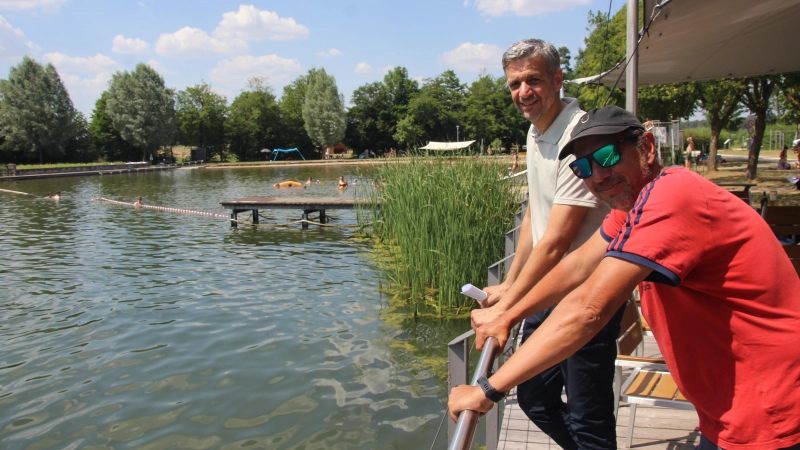 Ein echtes Kleinod: Das Naturfreibad im Merkendorfer Stadtteil Weißbachmühle hat die Einstufung als Geheimtipp längst verloren. Bürgermeister Stefan Bach und Platzwart Paul Rammler liegt es sehr am Herzen, dass alles rund läuft im Freibad sowie auf dem Wohnmobilstell- und dem Campingplatz. (Foto: Robert Maurer)