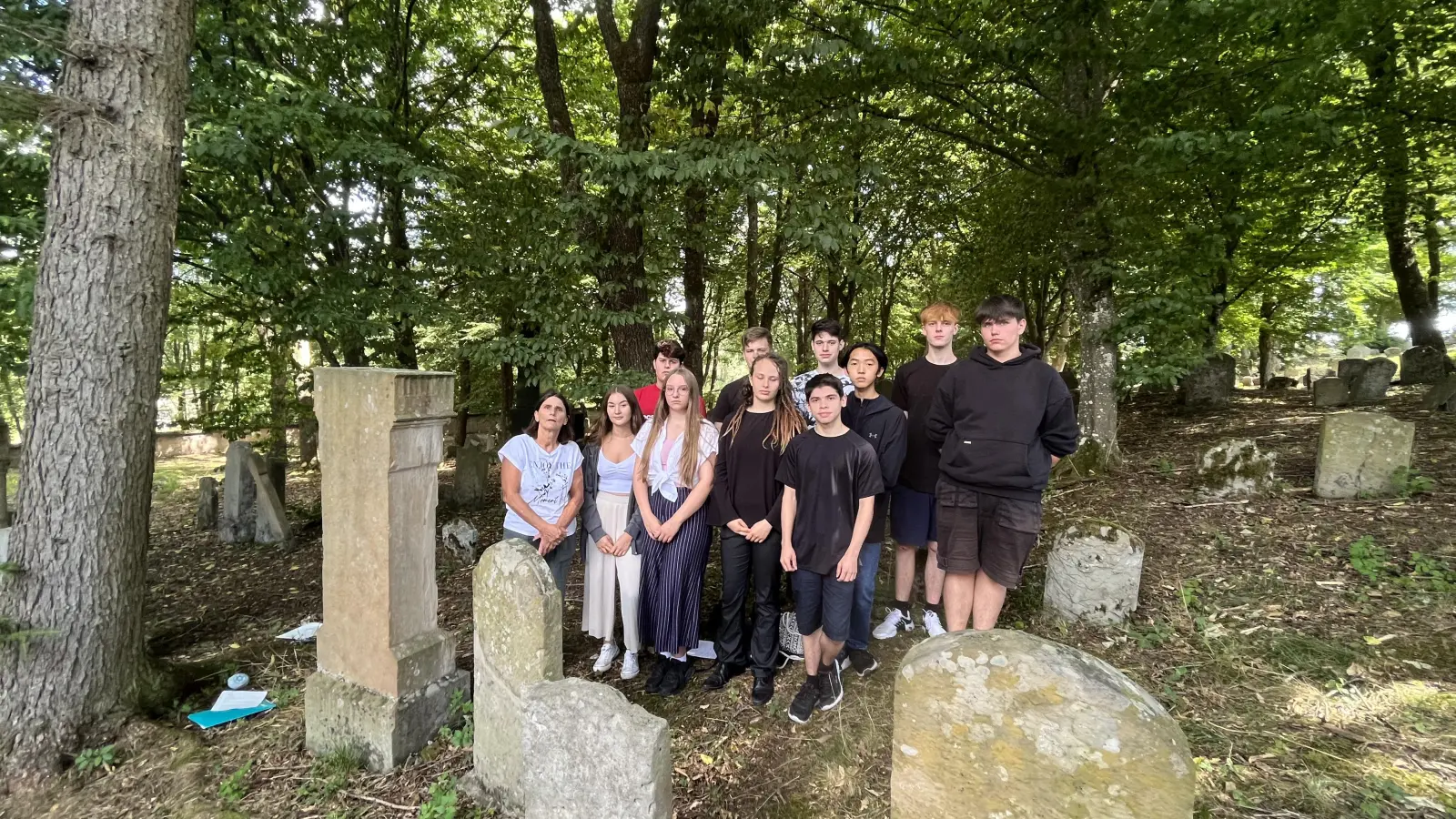 Der Besuch des jüdischen Friedhofs in Schopfloch im Fach Ethik war für Lehrerin Dr. Barbara Haas und ihre Schüler aus Feuchtwangen der Beginn intensiver Recherchen zu bewegenden Schicksalen. (Foto: Selbstauslöser)