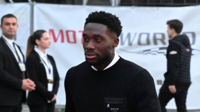 Alphonso Davies fehlte dem FC Bayern in der Schlussphase der Saison verletzt. (Foto: Felix Hörhager/dpa)