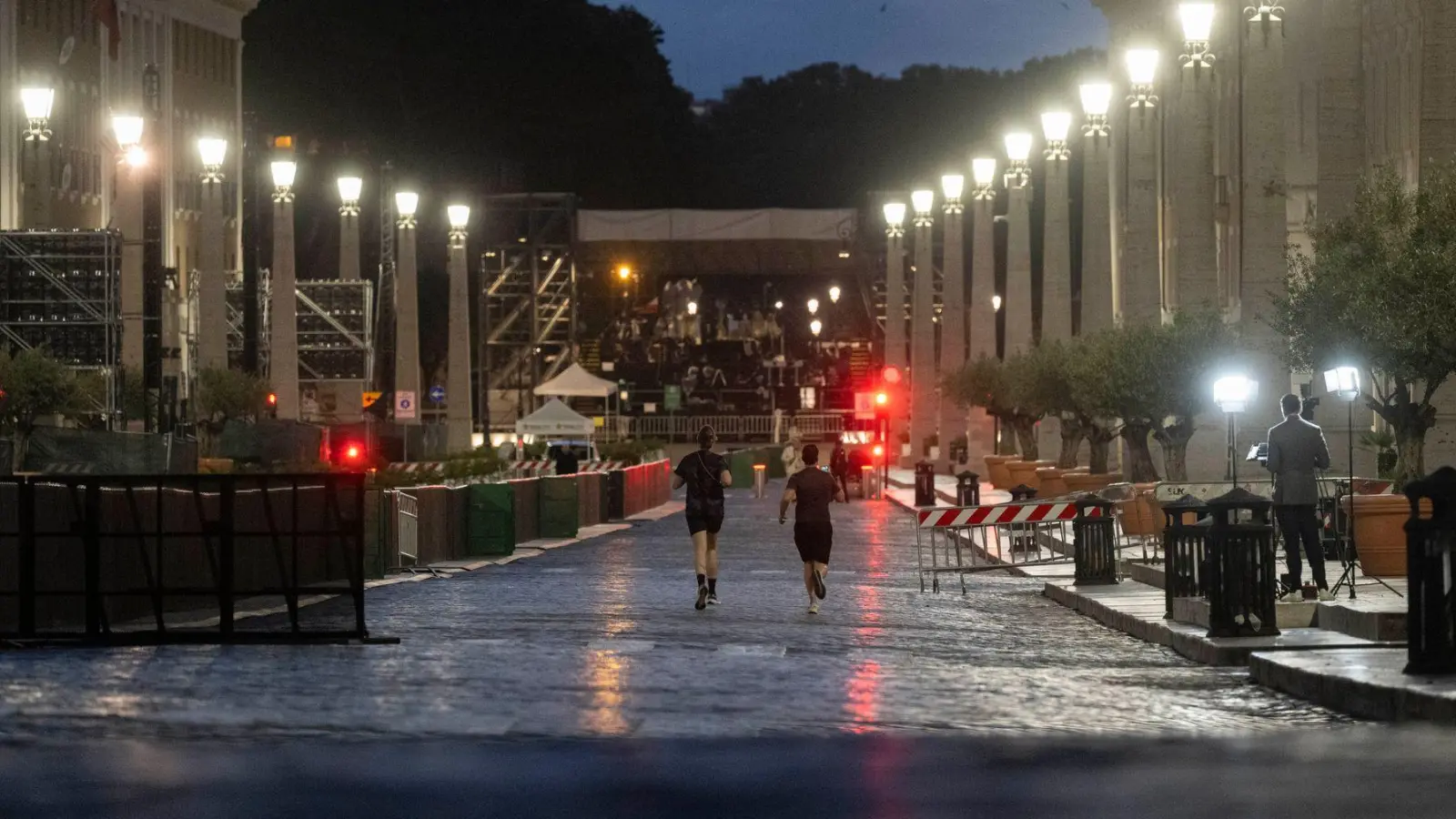 Konklave zur Wahl eines neuen Papstes: Menschen joggen am Morgen des zweiten Tages des Konklaves zur Wahl eines neuen Papstes über die Via della Conciliazione in der Nähe des Petersplatzes. (Foto: Marijan Murat/dpa)