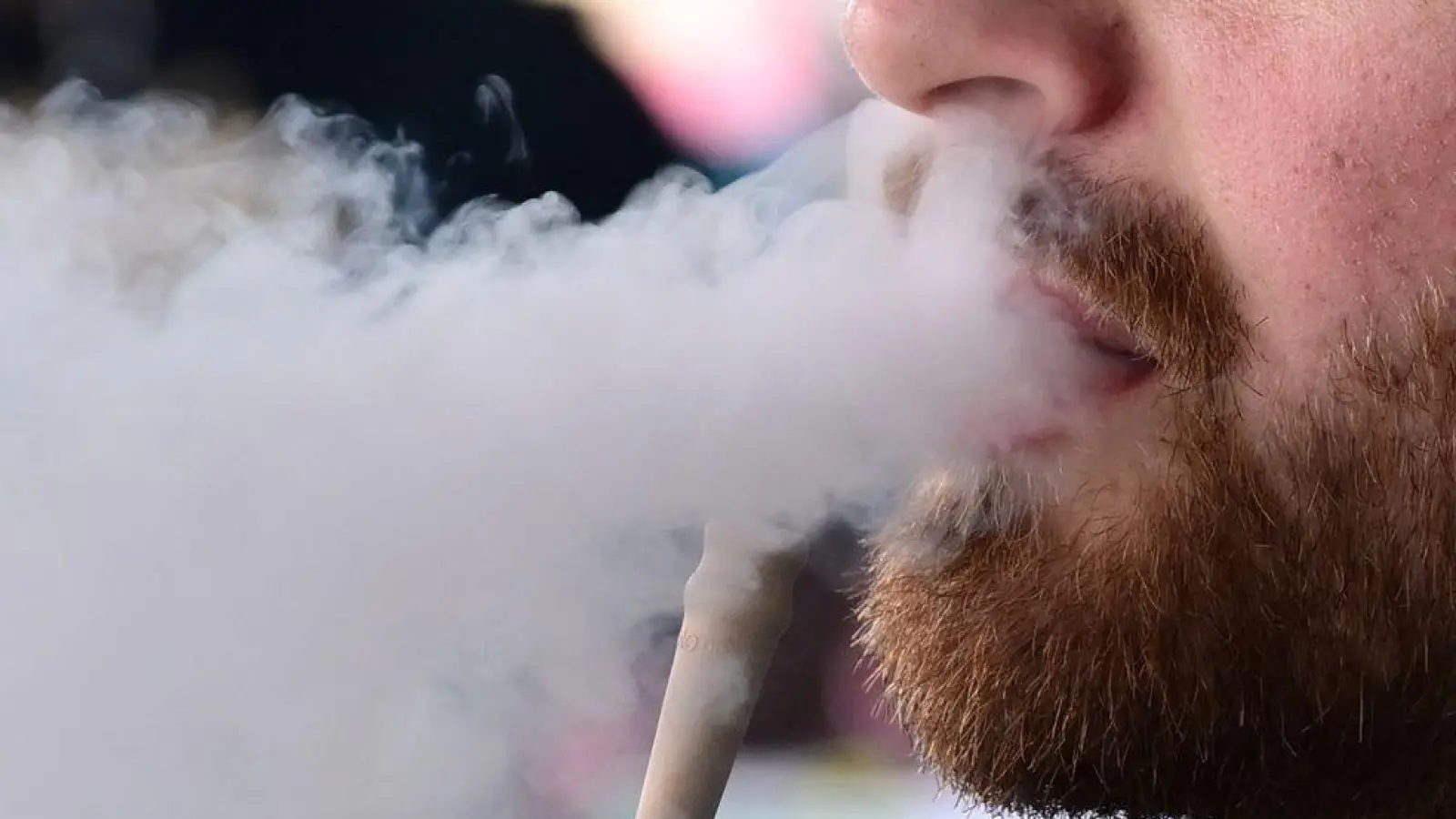 Ein Blick auf die Steuerstatistik bestätigt den schlechten Zustand der Shisha-Branche. Laut Statistischem Bundesamt wurden 2023 Steuerzeichen für 727 Tonnen Wasserpfeifentabak ausgegeben und damit deutlich weniger als 2022. (Foto: Bernd Weißbrod/dpa)