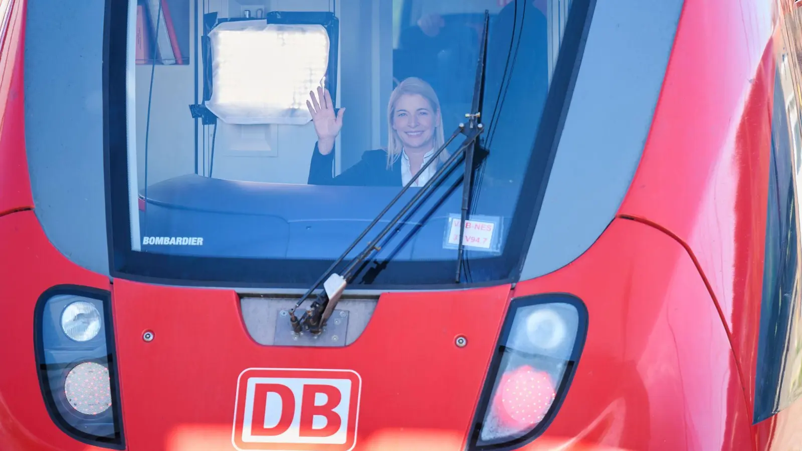 Die designierte neue Bahnchefin hat vor einigen Monaten selbst einen Lokführerschein absolviert. (Foto: Annette Riedl/dpa)