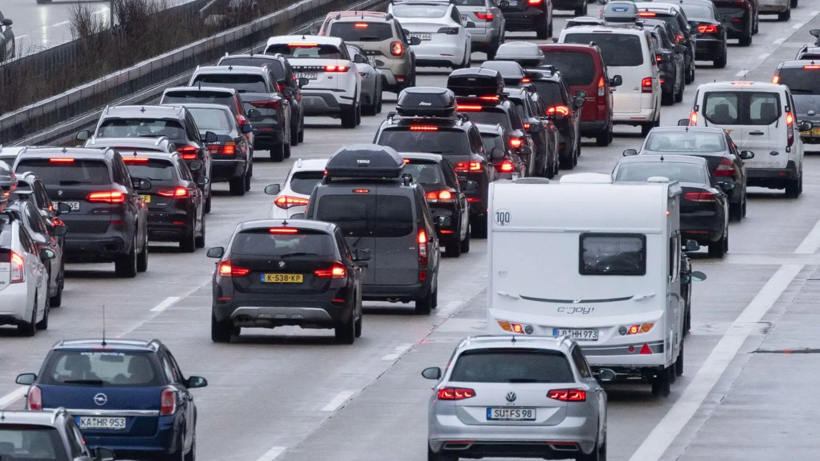 Unter anderem auf der A8 zwischen Salzburg, München, Stuttgart und Karlsruhe könnte es voll werden. (Archivbild) (Foto: Marijan Murat/dpa)