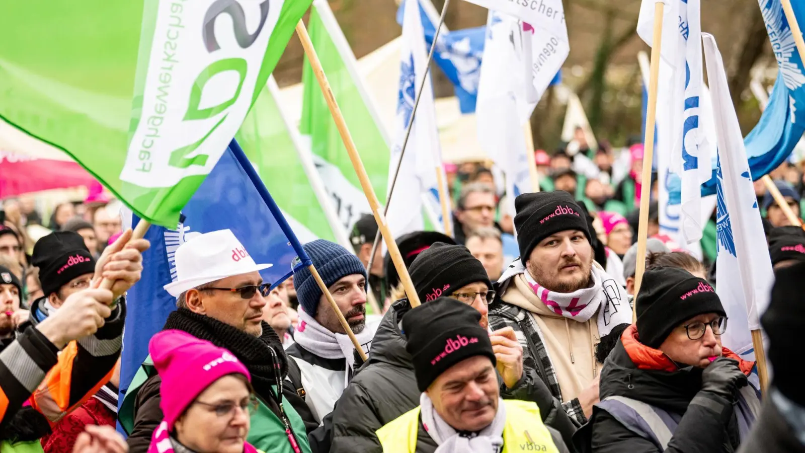 Mitglieder der dbb, GDL und der DPolG nehmen an einer Solidaritäts-Kundgebung bei der Fortsetzung der Tarifverhandlungen für die Beschäftigten des öffentlichen Dienstes der Länder teil. (Foto: Fabian Sommer/dpa)