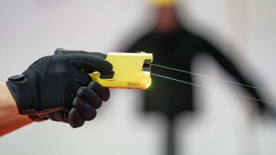 Taser statt Pistole? Die bayerische Polizei will das nun auch für den Einsatz auf Streife testen. (Symbolbild) (Foto: Axel Heimken/dpa)