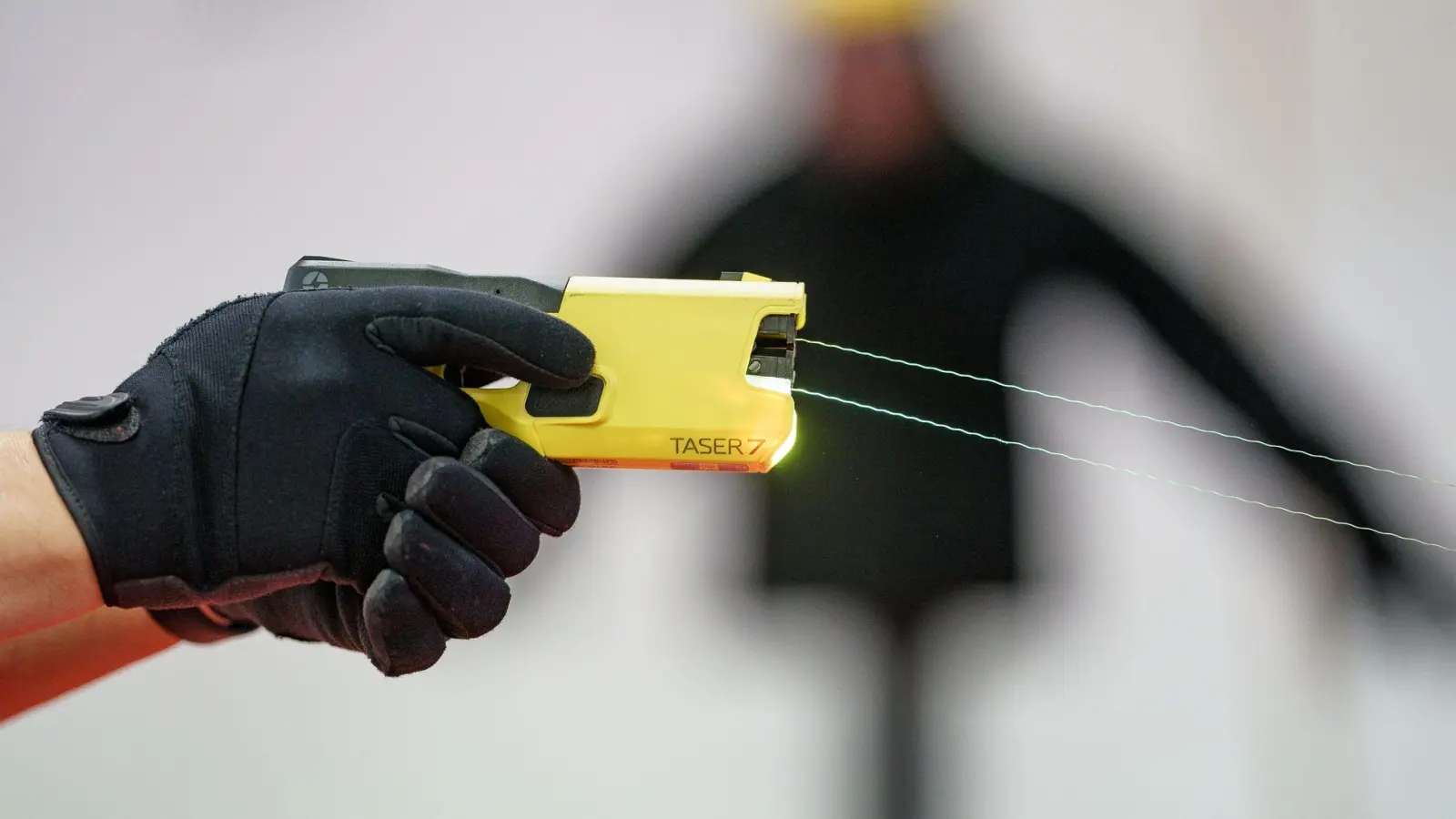 Taser statt Pistole? Die bayerische Polizei will das nun auch für den Einsatz auf Streife testen. (Symbolbild) (Foto: Axel Heimken/dpa)