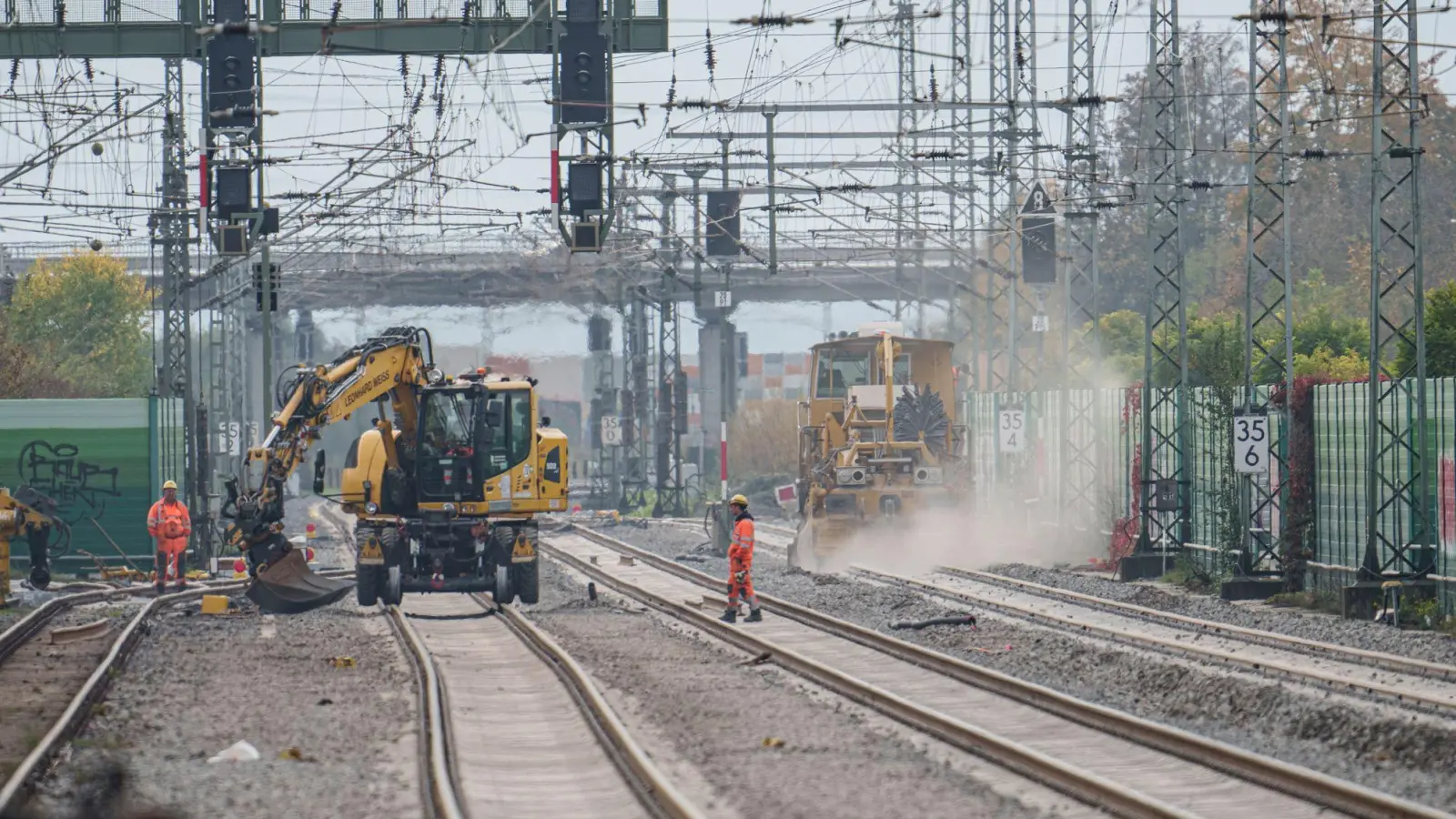 Ab Mitte Dezember rollen wieder Züge zwischen Frankfurt und Mannheim, die Vorbereitungen laufen (Archivbild). (Foto: Andreas Arnold/dpa)