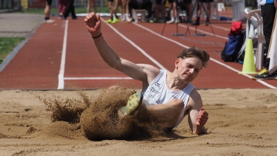 Im Weitsprung kam David Kleinschrodt auf starke 7,25 Meter. (Foto: Martin Grundmann)