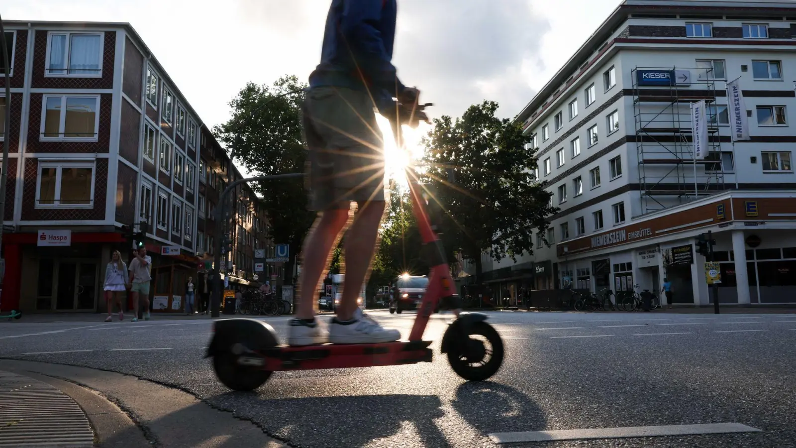 Job weg wegen E-Scooter? In einem Gerichtsverfahren ging es um eine Trunkenheitsfahrt und die Härtefallregelung. (Foto: Christian Charisius/dpa/dpa-tmn)