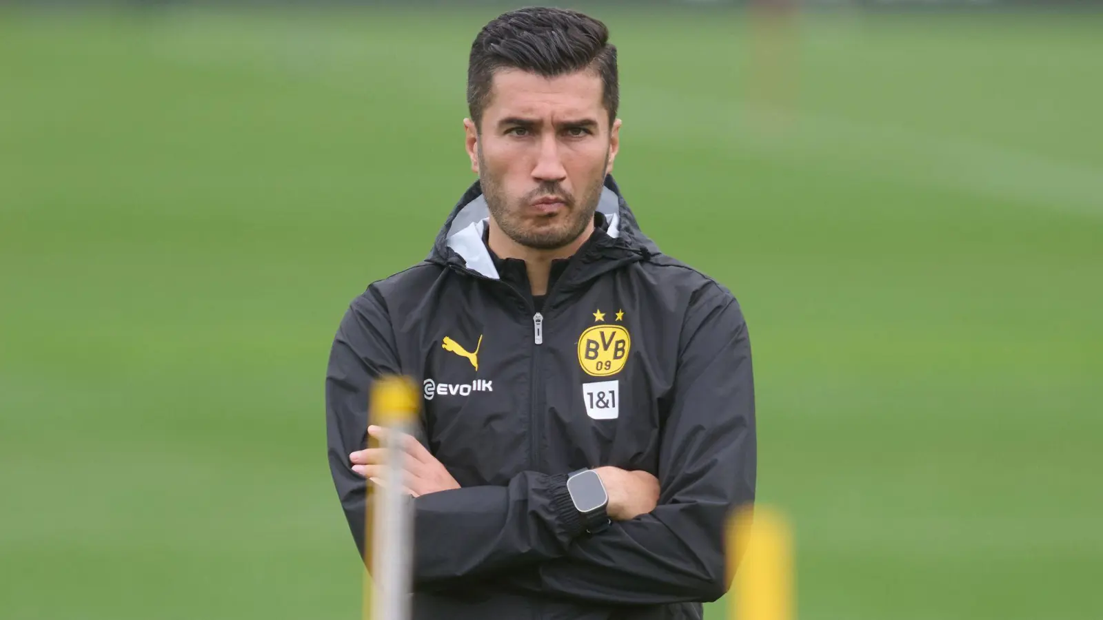 Der nachdenkliche BVB-Coach Nuri Sahin hofft nach dem 1:5 in Stuttgart auf eine Trotzreaktion seiner Mannschaft (Foto: Bernd Thissen/dpa)