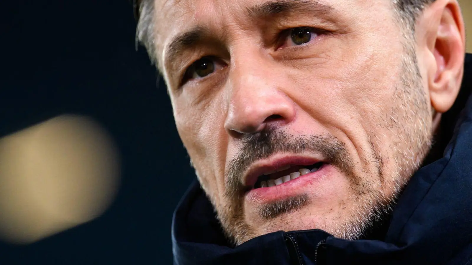 Niko Kovac sprach vor der Partie in Augsburg auch über seinen Abwehrchef Nico Schlotterbeck. (Foto: Tom Weller/dpa)