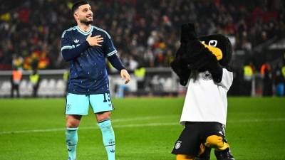 Der Matchwinner: Deniz Undav jubelt nach dem Spiel neben dem DFB-Maskottchen. (Foto: Tom Weller/dpa)