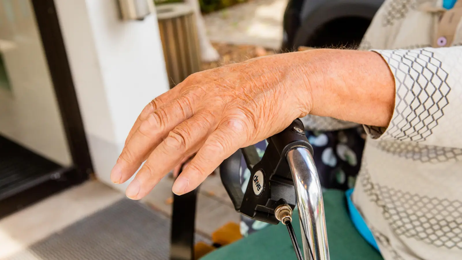 Auch mit körperlichen Einschränkungen wollen ältere Menschen noch ein selbstbestimmtes Leben führen. Ein professionelles Quartiersmanagement soll dies möglich machen. (Foto: Evi Lemberger)