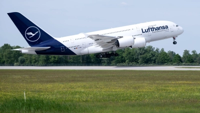 Eine A380 setzte am Montagabend zu früh auf (Archivbild).  (Foto: Sven Hoppe/dpa)