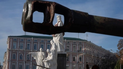 Der Krieg ist spürbar in Kiew, auch weil die ukrainische Hauptstadt immer wieder Ziel russischer Drohnenangriffe ist. (Archivbild) (Foto: Efrem Lukatsky/AP)