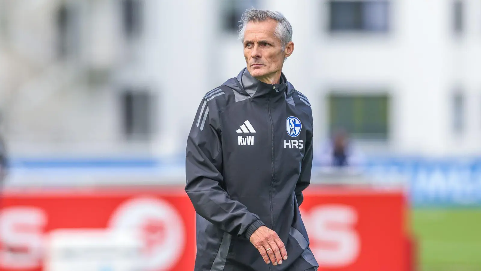 Auftakt auf Schalke: Kees van Wonderen hat sein erstes Training in Gelsenkirchen geleitet. (Foto: Tim Rehbein/dpa)