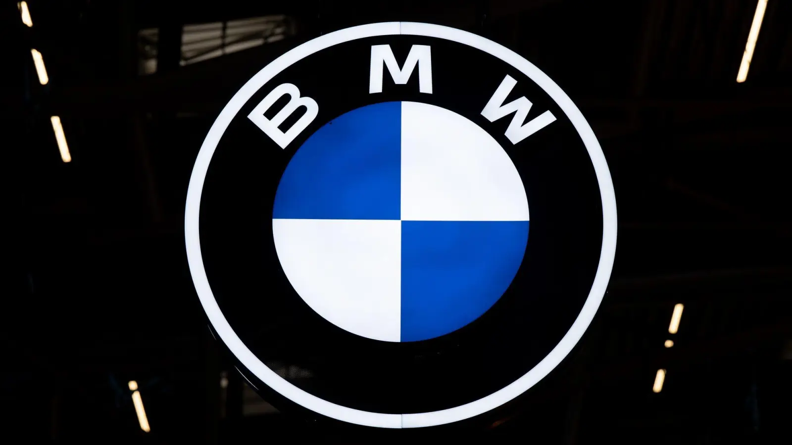 BMW bekommt die Krise zu spüren, bewältigt sie bisher aber besser als die heimische Konkurrenz. (Foto: Sven Hoppe/dpa)