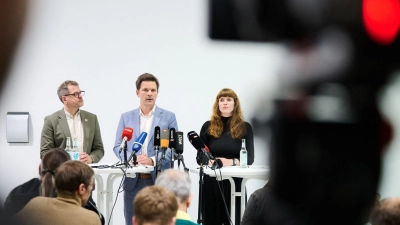 Die Spitzen von Linke, Grünen und SPD in Berlin wollen auf einer Pressekonferenz über das Ergebnis ihre Sondierungen zur Regierungsbildung informieren. (Archivbild) (Foto: Annette Riedl/dpa)