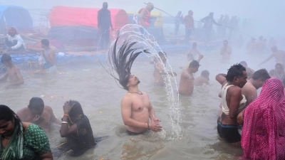 In Praygraj nehmen Gläubige am Mauni Amavasya, einem besonderen Tag im Hinduismus, ein heiliges Bad, um ihre Vorfahren zu ehren (Foto: Rajesh Kumar Singh/AP/dpa)