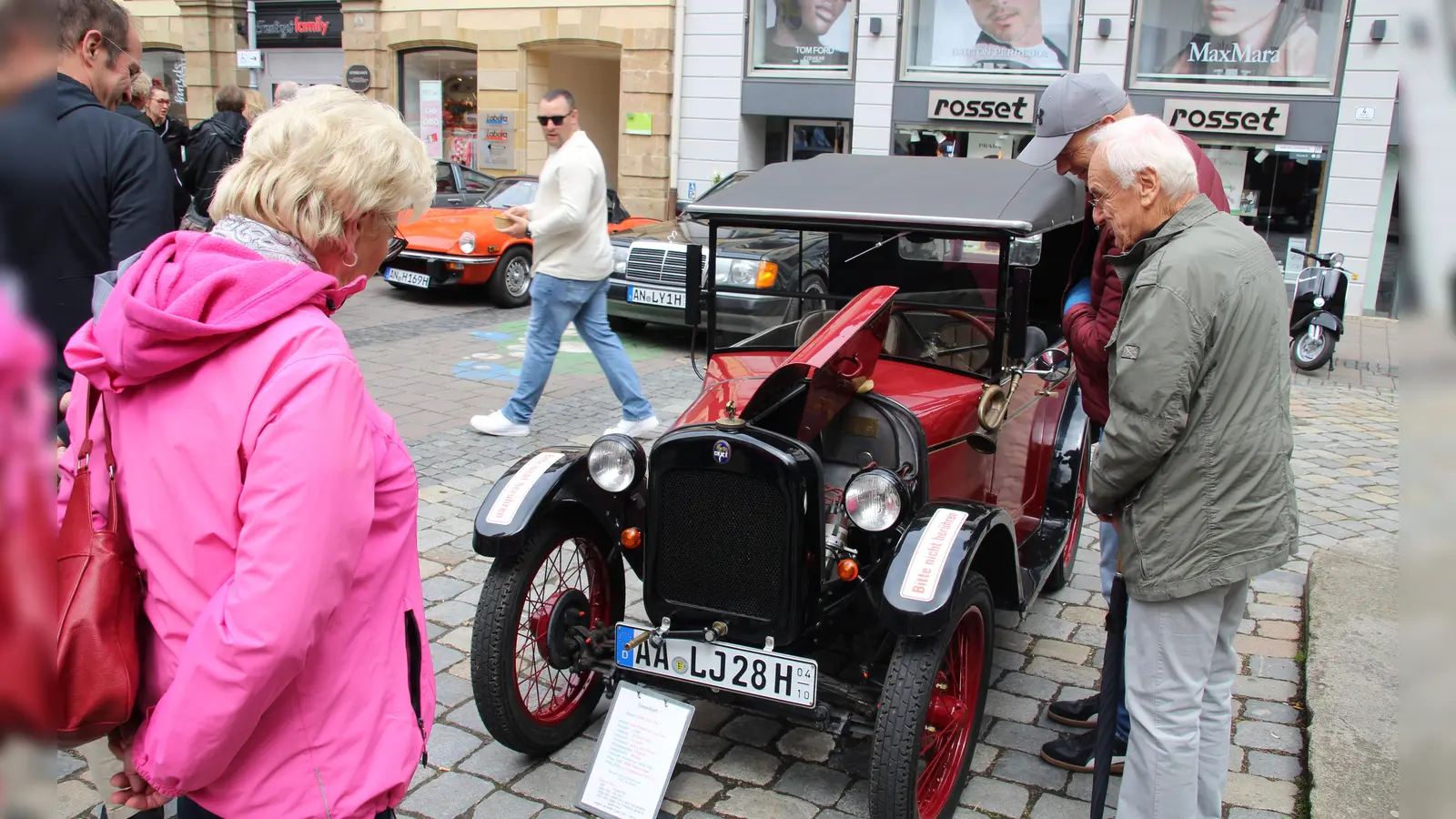 Dieser 1928 gebaute BMW Dixi Phaethon zog die Blicke auf dem Martin-Luther-Platz auf sich. Er kostete vor knapp 100 Jahren 2625 Reichsmark, inzwischen hat er einen Wert von fast 40.000 Euro. (Foto: Robert Maurer)