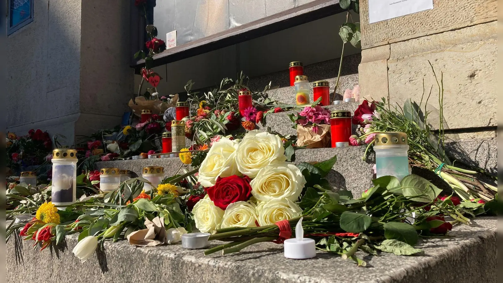 Am Theater des Westens können Fans Blumen in Erinnerung an Anna R. niederlegen. (Foto: Sabrina Szameitat/dpa)