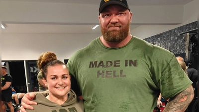 Ein Berg von einem Mann mit Fan: Saskia Weidenbacher und Hafthor Björnsson. (Foto: Christian Niederlöhner)