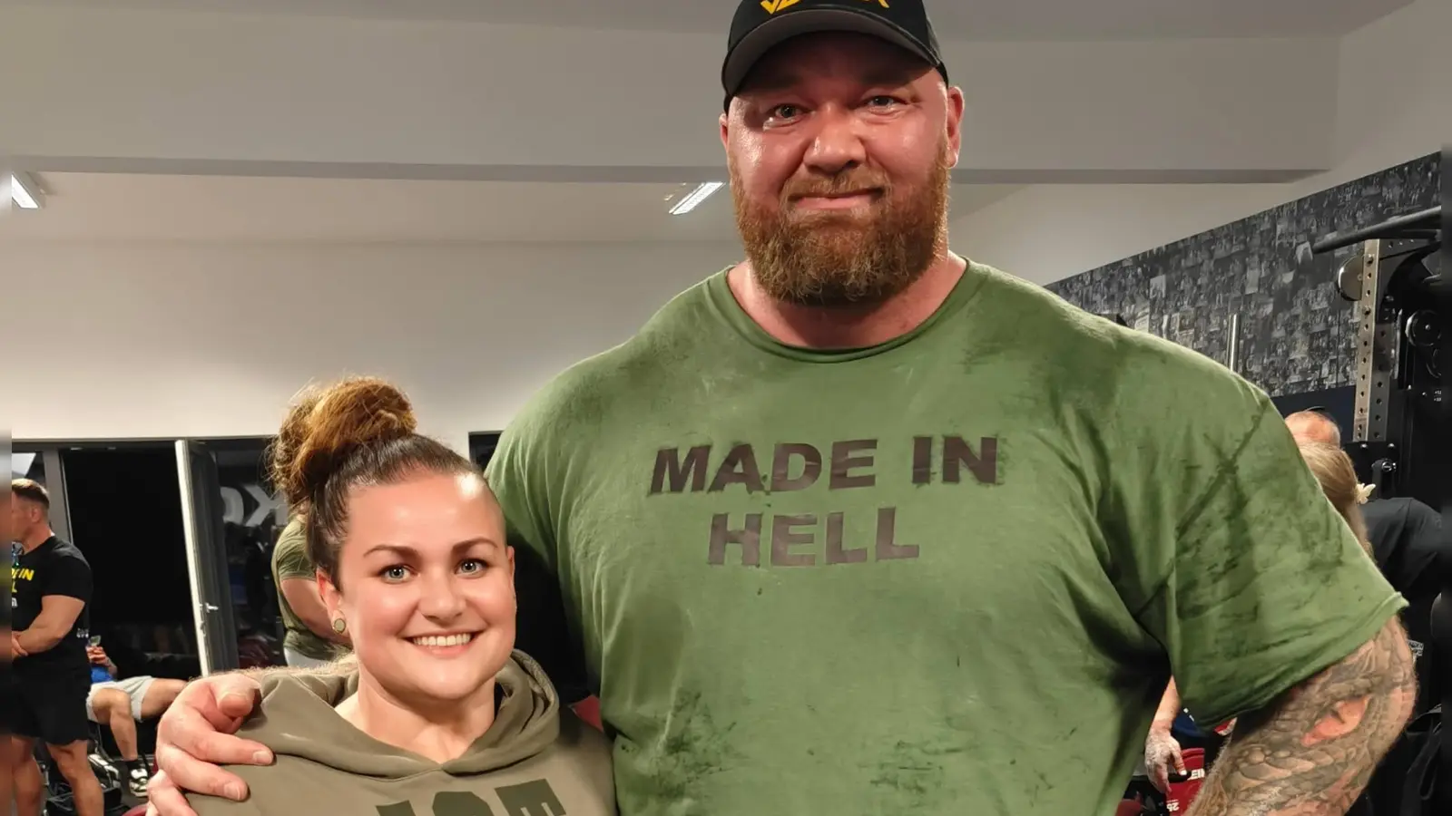 Ein Berg von einem Mann mit Fan: Saskia Weidenbacher und Hafthor Björnsson. (Foto: Christian Niederlöhner)