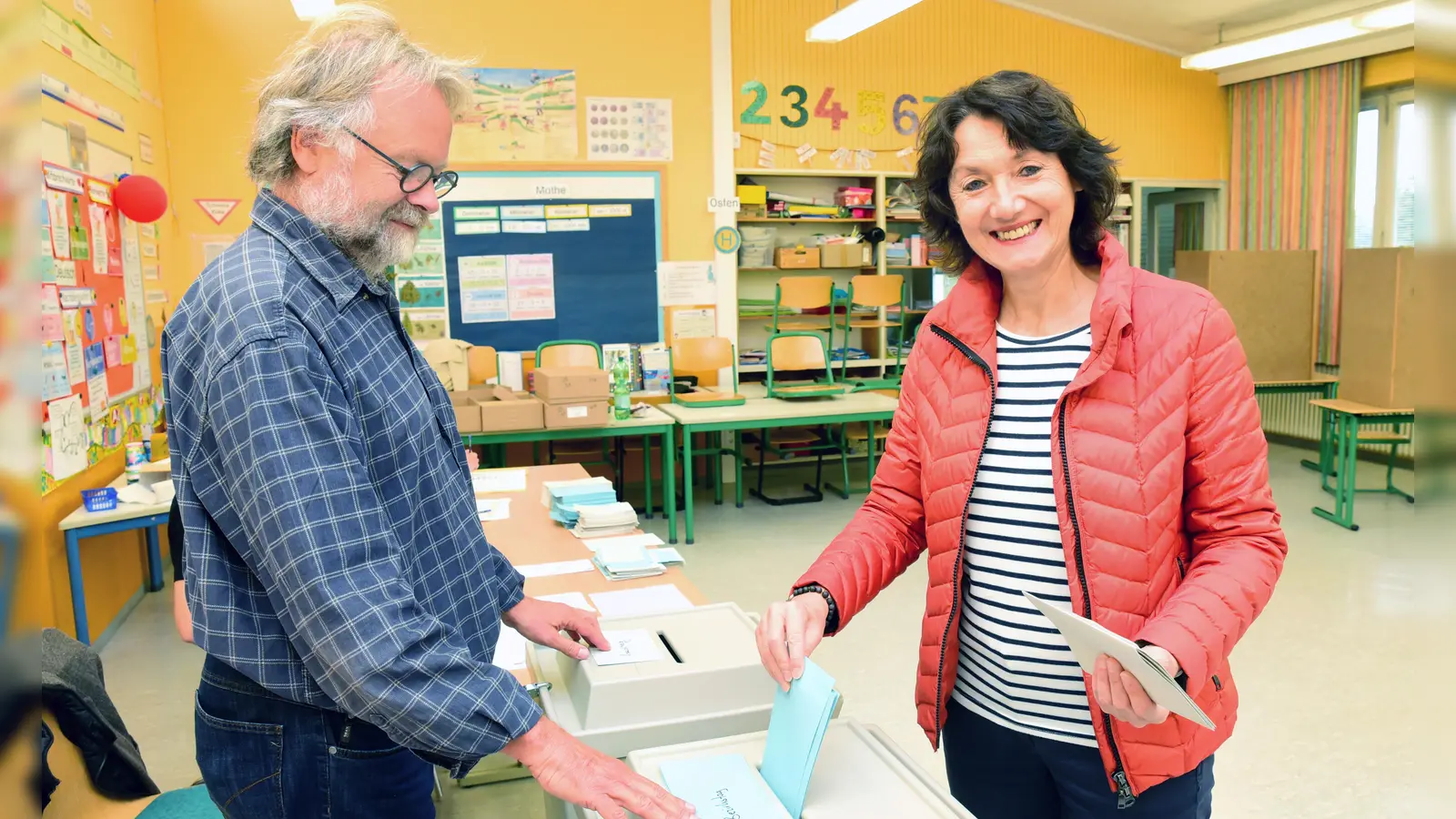 Elke Homm-Vogel beim Einwurf ihres Wahlzettels in Ansbach: Die Freie-Wähler-Kandidatin ist mit ihrem Ergebnis sehr zufrieden. (Foto: Irmeli Pohl)