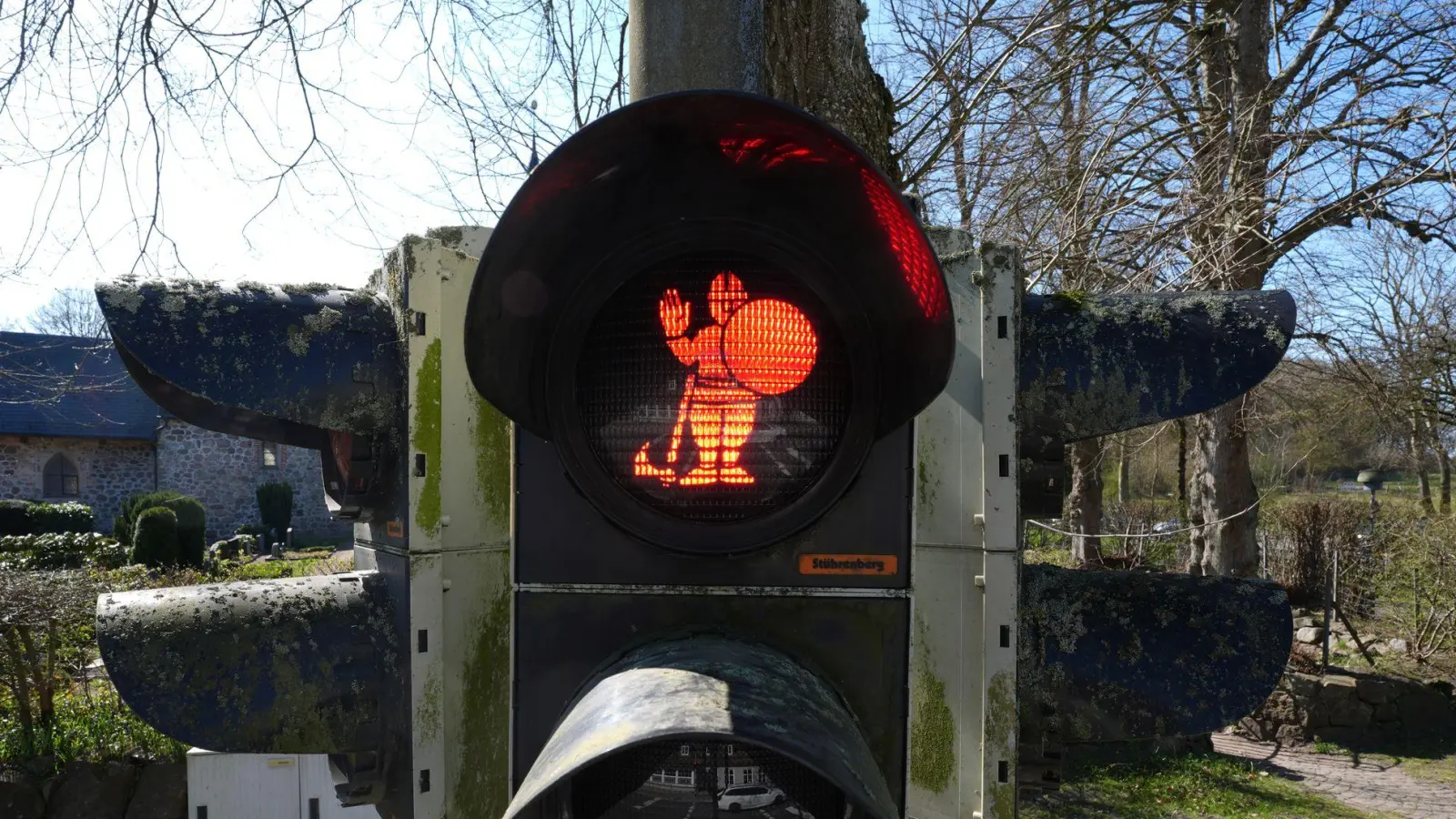 An der B76 bei Haithabu regeln nun Wikinger den Verkehr. (Foto: Marcus Brandt/dpa)