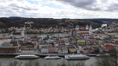 Durch den Zusammenstoß mit einem Felsen entsteht an dem Frachtschiff ein Leck. (Symbolbild)  (Foto: Felix Hörhager/dpa)