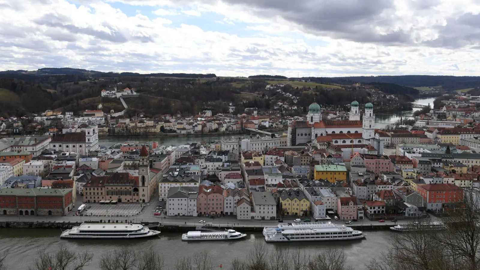 Durch den Zusammenstoß mit einem Felsen entsteht an dem Frachtschiff ein Leck. (Symbolbild)  (Foto: Felix Hörhager/dpa)