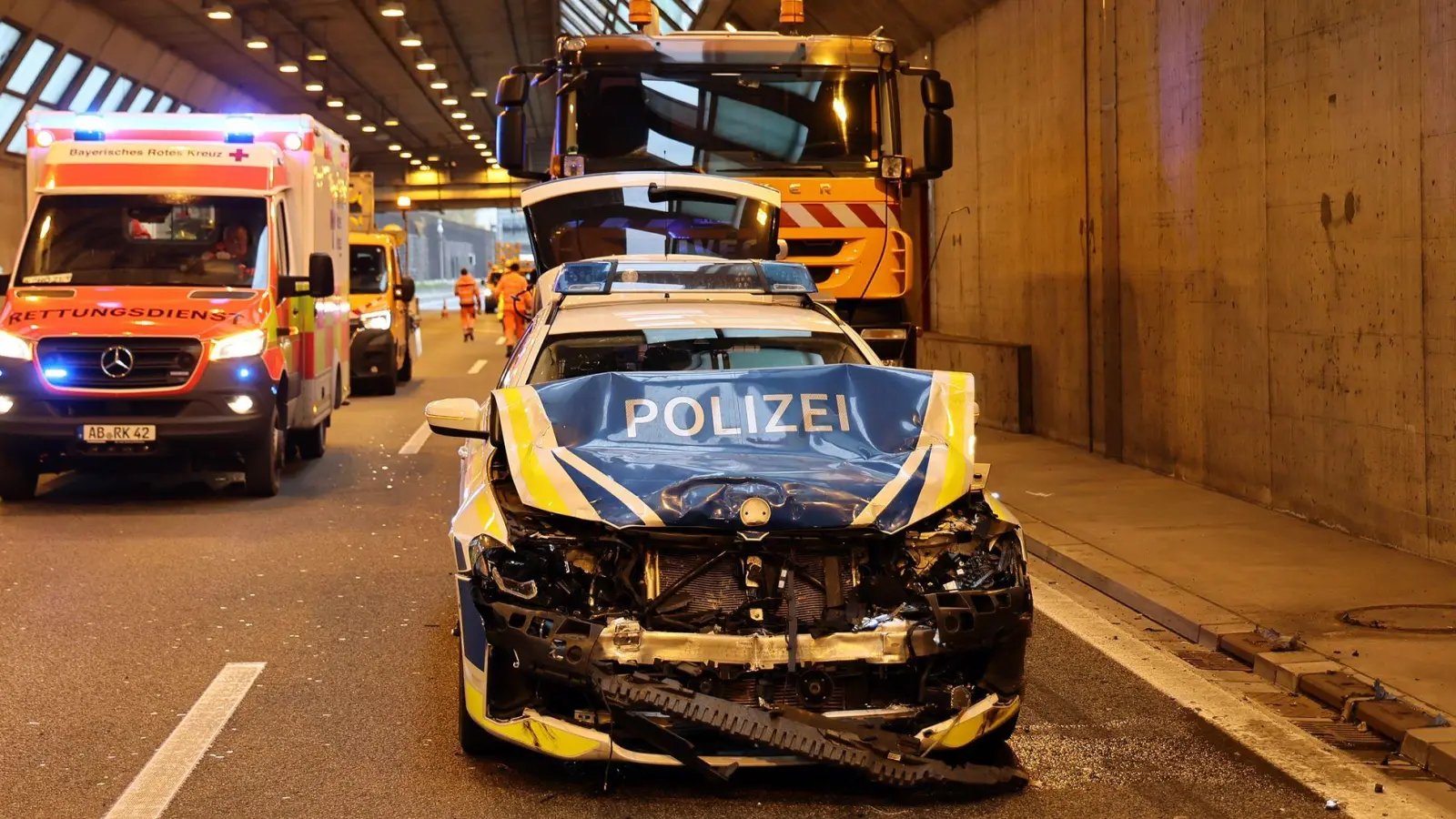 Auf Anfahrt zu der Verfolgungsjagd auf der A3 kollidierte ein Polizeiwagen mit einem anderen Fahrzeug. (Foto: Ralf Hettler/dpa)