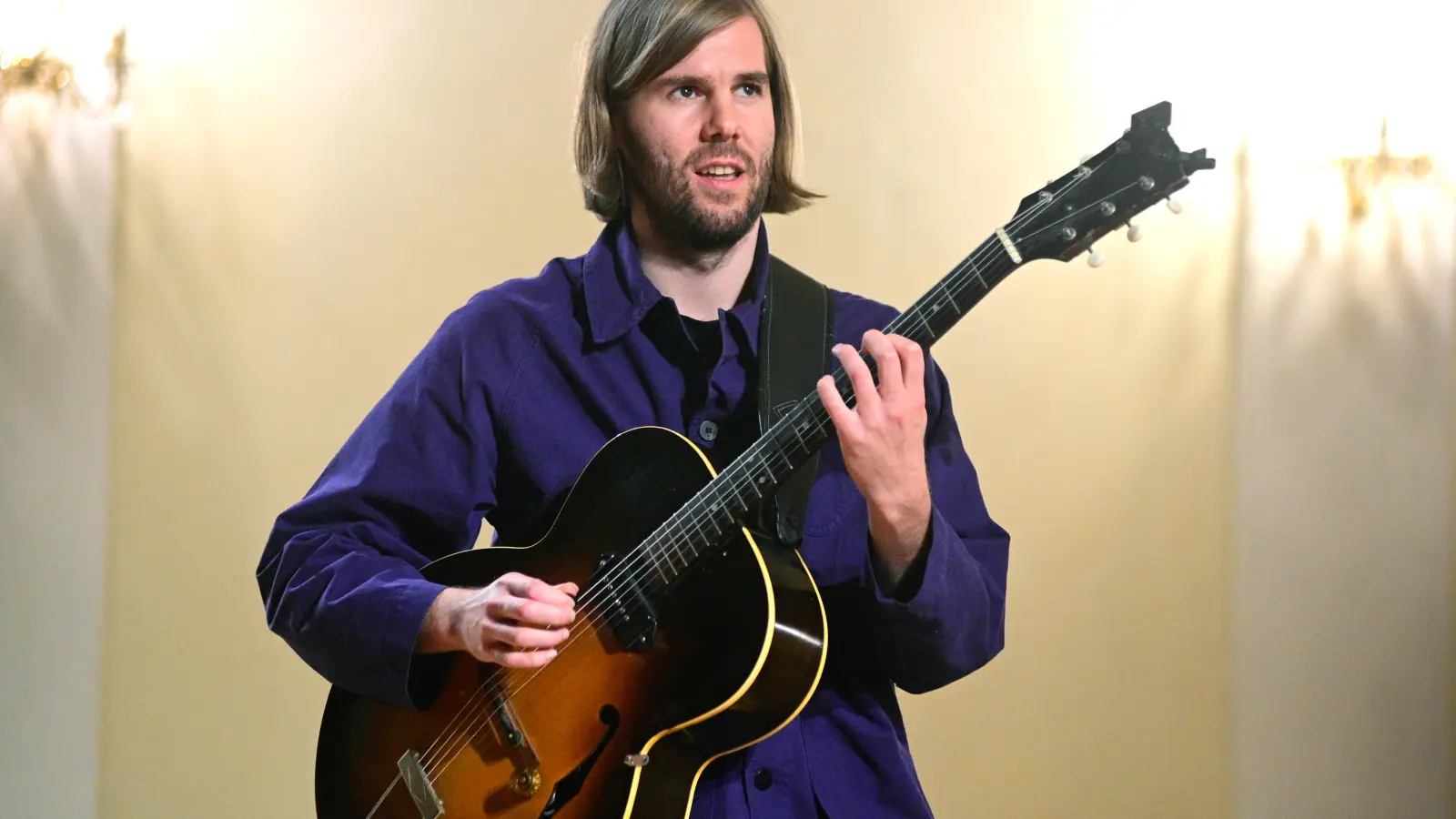 Stammt aus Dinkelsbühl und zählt längst zu den Größen seines Faches: der Jazzgitarrist Philipp Schiepek. (Foto: Jim Albright)