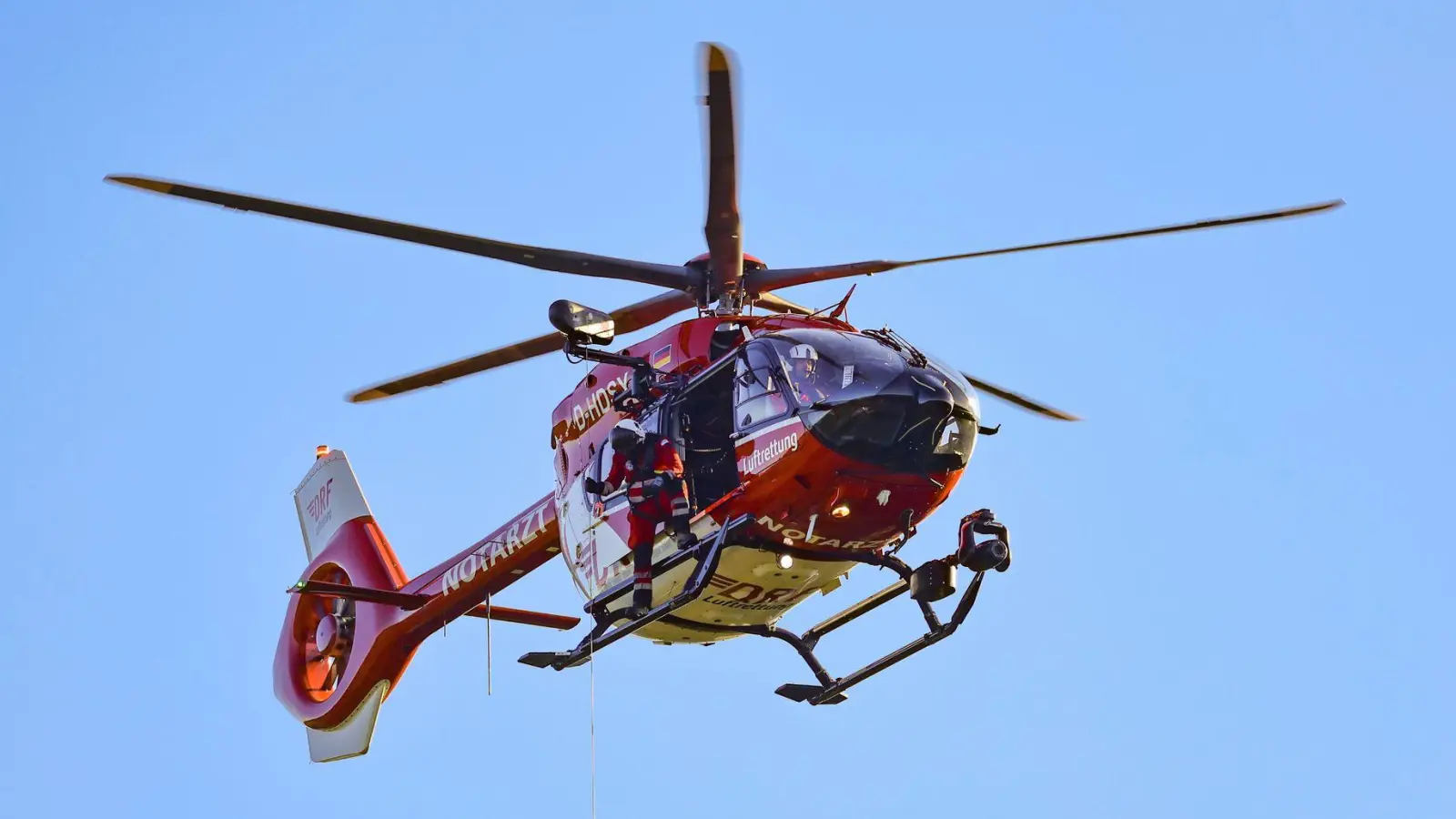 Ein Rettungshubschrauber brachte die schwer verletzten Insassen ins Krankenhaus. (Symbolbild) (Foto: Christoph Reichwein/dpa)