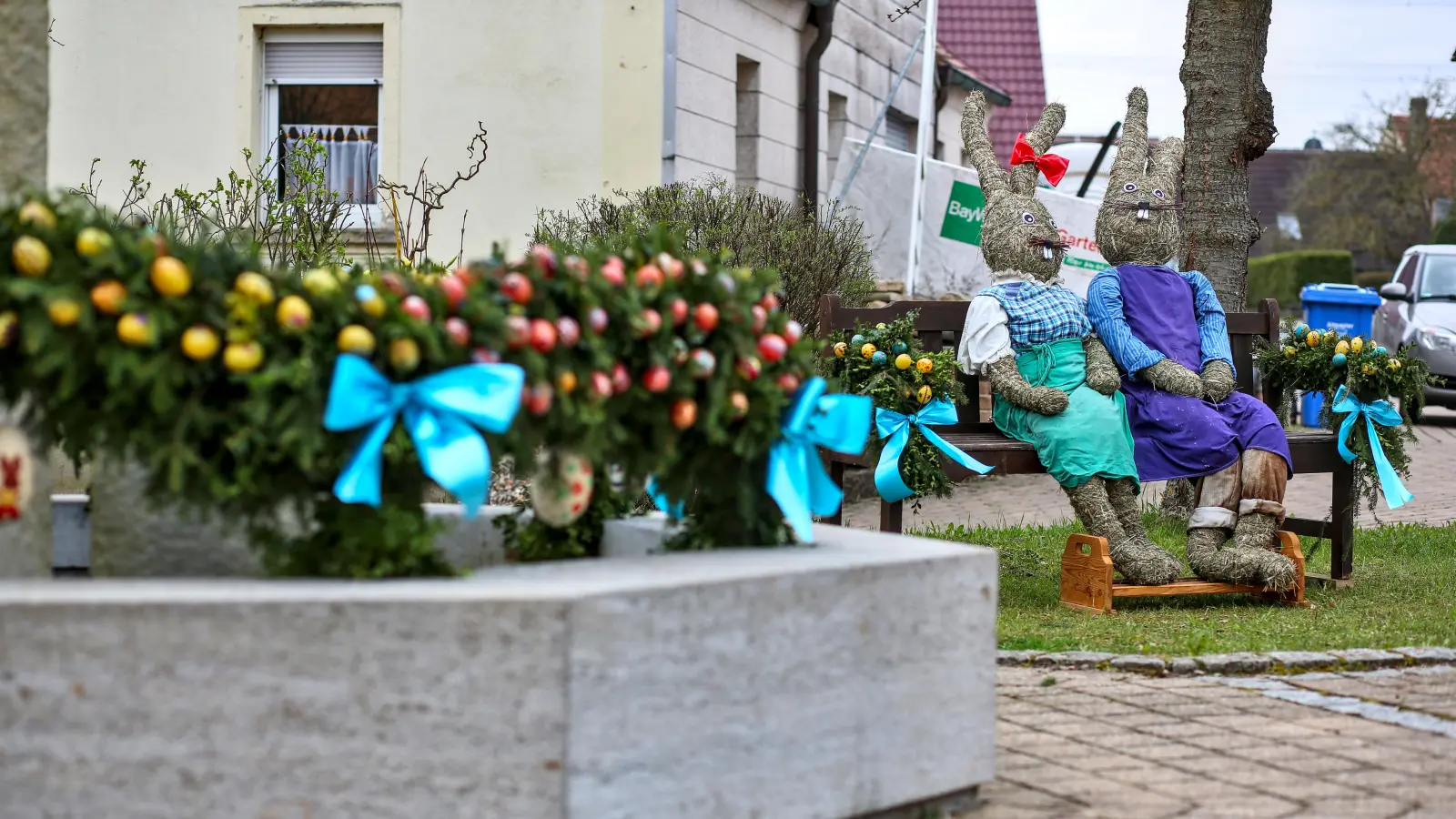 Der Osterbrunnen in der Ortsmitte von Schellert (Neustadt). Auch zwei Strohhasen fanden Einzug auf einer Bank. (Foto: Tizian Gerbing)