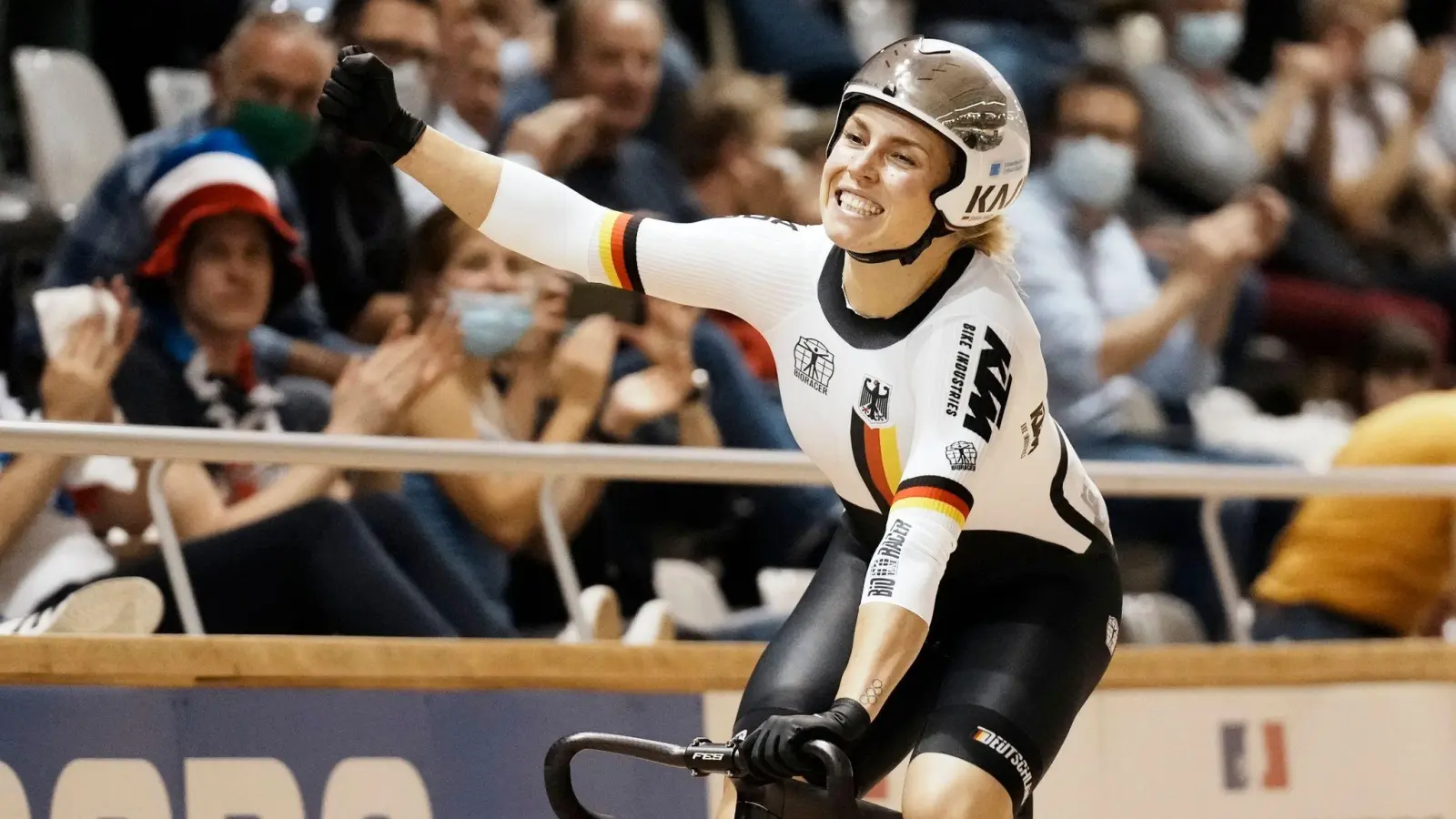 Emma Hinze führt weiter die Champions League im Bahnradsport an. (Foto: Thibault Camus/AP/dpa)