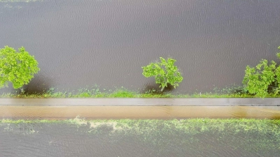 Ganze Wiesen und Felder sind nach den anhaltenden Regenfällen überschwemmt. Das hat auch Folgen für die Landwirtschaft. (Foto: Marius Bulling/onw-images/dpa)