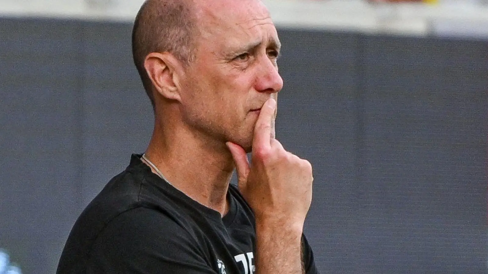 Trainer Joe Enochs von Regensburg steht am Spielfeldrand. (Foto: Armin Weigel/dpa/Archivbild)