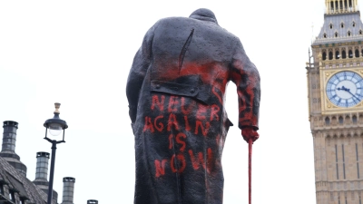 Am frühen Morgen wurde die berühmte Statue beschmiert. (Foto: Lucy North/PA Wire/dpa)