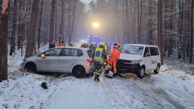 Zwischen Brunn und Hohholz geriet ein mit Schülern besetzter Kleinbus in den Gegenverkehr. (Foto: Rainer Weiskirchen)