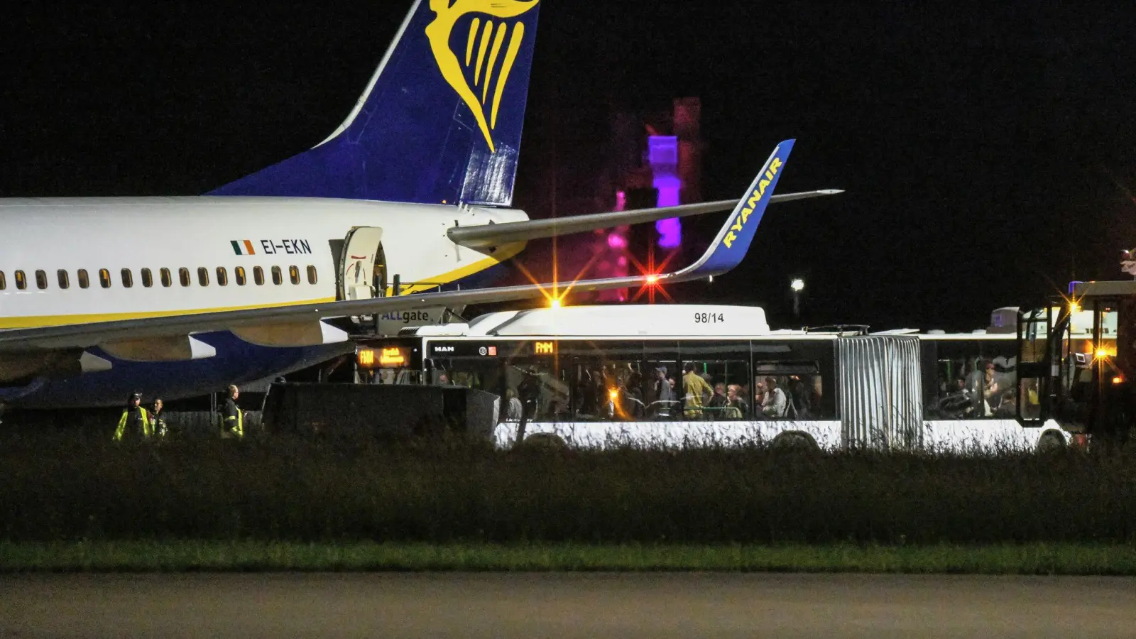 Acht Menschen zogen sich während der Turbulenzen in dem Flugzeug auf dem Weg nach Mailand Verletzungen zu. (Foto: Jason Tschepljakow/dpa)