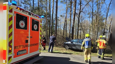 Vermutlich durch einen medizinischen Notfall prallte der Wagen der Frau gegen einen Baum.  (Foto: Rainer Weiskirchen)