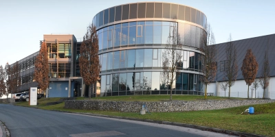 Die Wurstwarenfabrik Kupfer, hier der Hauptsitz in Heilsbronn übernimmt Anteile eines Allgäuer Food-Betriebes. (Archivbild: Jim Albright)