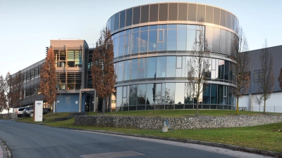 Die Wurstwarenfabrik Kupfer, hier der Hauptsitz in Heilsbronn übernimmt Anteile eines Allgäuer Food-Betriebes. (Archivbild: Jim Albright)