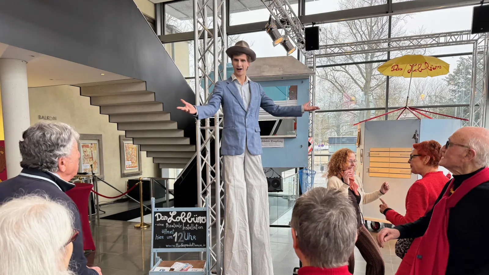 Vor dem Eintritt ins Lobbüro machen sich alle erstmal ein bisschen locker, der riesige Herr Wurm leitet an. Er weiß, dass man innerlich wächst, wenn man gelobt wird.  (Foto: Lara Hausleitner)
