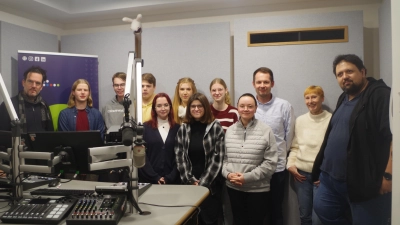 Für eine gemeinsame Sendung im Studio: Links im Bild sind Studiotechniker Gerald Gerner und Rabbit-Redakteur Finn Sanders zu sehen. Erster von rechts ist Sergej Kachatryan vom Hochschulradio, daneben die stellvertretende Schulleiterin der FOS Triesdorf, Alexandra Zink, und Lehrer Johannes Loy, dazwischen Schülerinnen und Schüler. (Foto: Jannic Hofmuth)